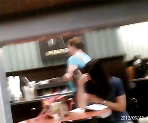 Малышка решила подарить своему парню подарок и оделась в русское порно секс сексуальное женское белье, она пришла к нему домой