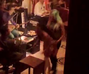 Трахнул смотреть порно видео в хорошем качестве мою подругу на кухонном столе