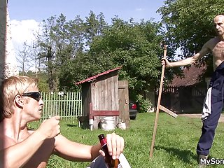 Молодые студенты практикуются порно спящие и трахаются
