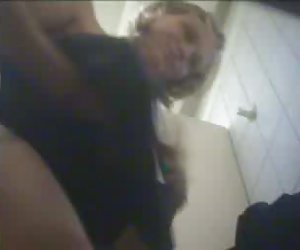 Брюнетка ласкает домашнее порео бритую киску и жаждет члена в попку
