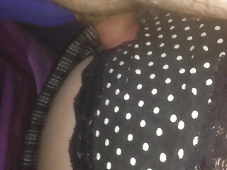 Над его хромым чуваком его приятель постоянно шутил, возможно, твой член тоже хромает, трахая свою жену, и она надевает на тебя рога, парень устал от всего этого, и он решил включить камеру, трахнуть свою жену порно для взрослых бесплатно и показать друзьям что он тоже человек