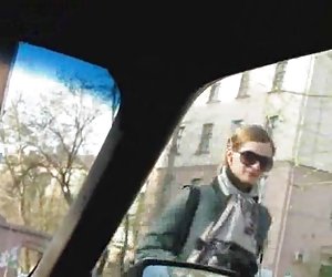 Грудастая брюнетка трахается сексфайф с другом