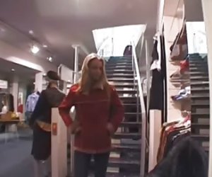 Грудастая развратная тетя трахает видео плрно молодого мужчину на своей кухне