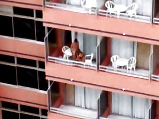 Брюнетка мастурбирует на короткое порно видео веб-камеру
